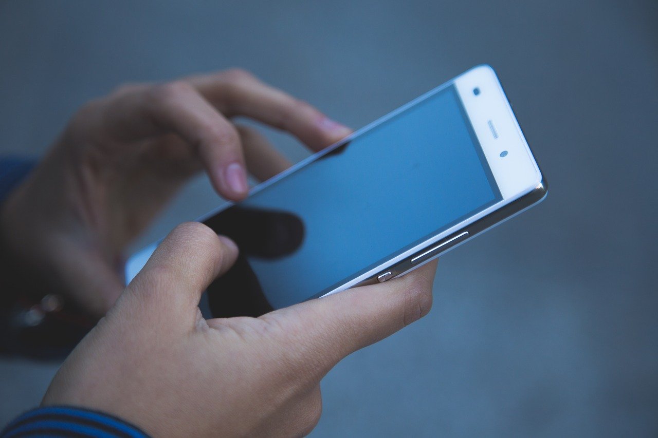 These budget Moto phones under 15000 don’t compromise on quality for price.